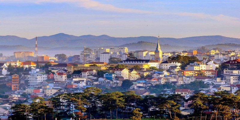 Dalat, with its poetic scenery and cool climate, attracts tourists.