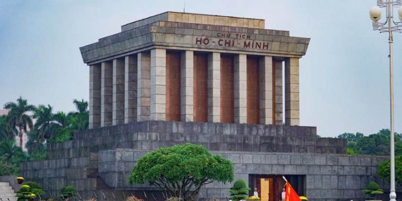 In addition to the opening hours of Ho Chi Minh Mausoleum, don't forget to learn the visiting regulations here.
