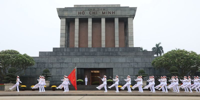 What are the opening hours of Ho Chi Minh mausoleum?