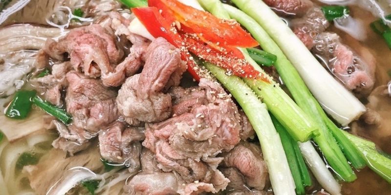 Enjoy Pho Thuan on Lac Long Quan street