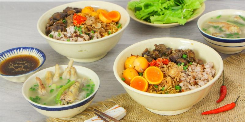 Saigon Food Tour - Quality lunch with dry noodles and young chicken eggs